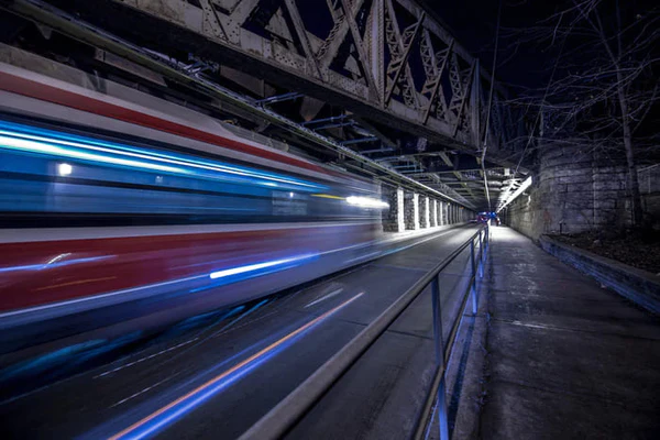 Imagem de trem rápido indicando velocidade